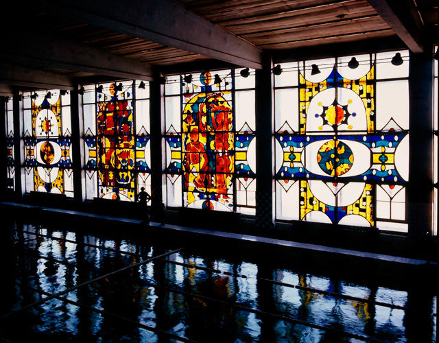 панорамные витражные окна в бассейне